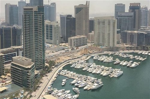 Foto 4 - Stylish + Bright 1BR With Dubai Marina Views