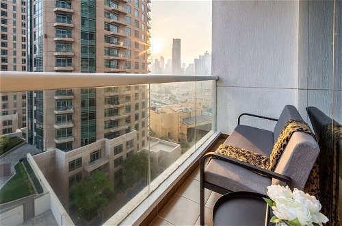 Photo 7 - Modern Rustic Studio Apartment in Downtown Dubai