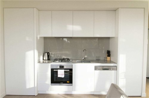 Photo 2 - Modern Light-filled Luxury 1bedroom Apartment in South Melbourne