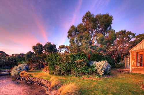 Photo 22 - Stanley Lakeside Spa Cabins