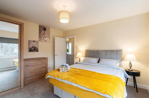 Photo 9 - Impeccable Luxury 2-bed House in Sheffield