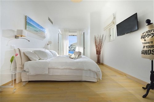 Foto 5 - Luxurious 7 Bedroom Villa in Fokos Beach