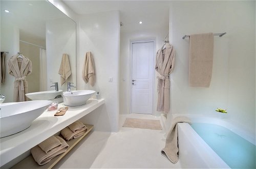 Photo 23 - Luxurious 7 Bedroom Villa in Fokos Beach