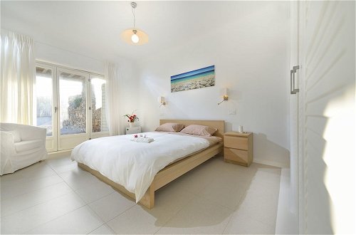 Foto 14 - Luxurious 7 Bedroom Villa in Fokos Beach