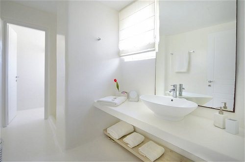 Photo 26 - Luxurious 7 Bedroom Villa in Fokos Beach