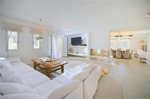 Photo 19 - Luxurious 7 Bedroom Villa in Fokos Beach