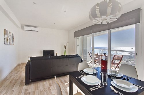 Photo 8 - Modern Sea-view Apartment in a Prime Location