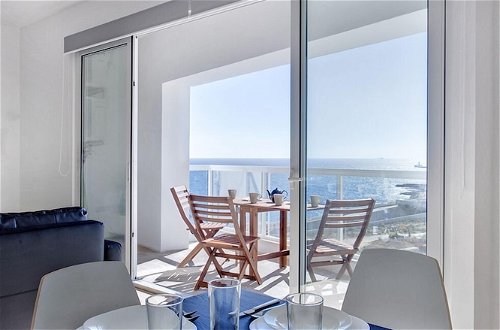 Photo 9 - Modern Sea-view Apartment in a Prime Location