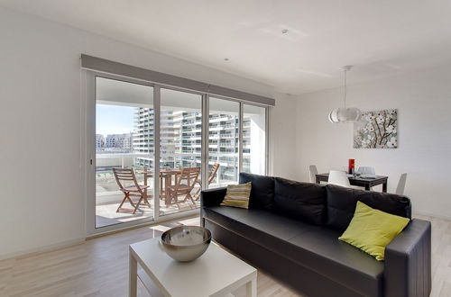 Photo 8 - Modern Sea-view Apartment in a Prime Location