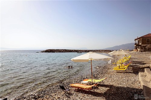 Photo 27 - Waveside Sanctuary - Luxurious Seastone Villa