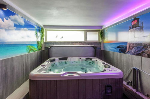 Photo 20 - Luxury Villa with Sauna & Hot Tub in Middelkerke