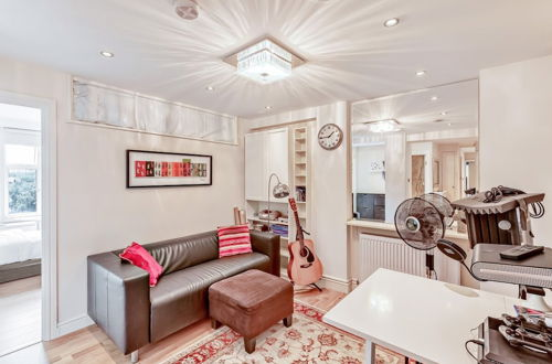 Photo 18 - Great 2 Bed, 2 Bath Apartment Next to Hyde Park