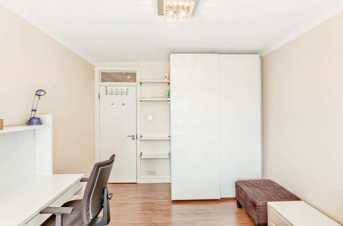 Photo 9 - Great 2 Bed, 2 Bath Apartment Next to Hyde Park