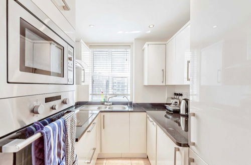 Photo 15 - Great 2 Bed, 2 Bath Apartment Next to Hyde Park