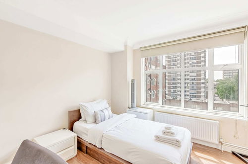 Photo 10 - Great 2 Bed, 2 Bath Apartment Next to Hyde Park