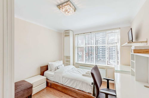 Photo 8 - Great 2 Bed, 2 Bath Apartment Next to Hyde Park