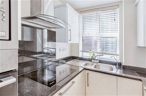 Photo 13 - Great 2 Bed, 2 Bath Apartment Next to Hyde Park