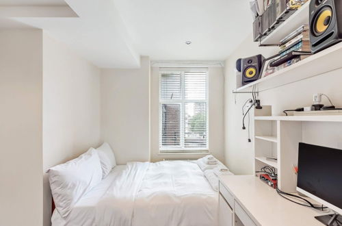 Photo 12 - Great 2 Bed, 2 Bath Apartment Next to Hyde Park