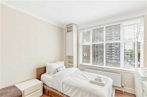 Photo 2 - Great 2 Bed, 2 Bath Apartment Next to Hyde Park