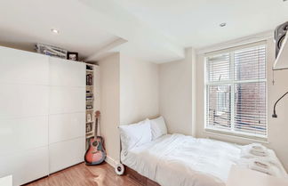 Photo 1 - Great 2 Bed, 2 Bath Apartment Next to Hyde Park