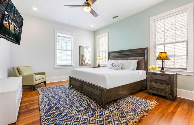Modern 4 BR Condo with Balcony & Pool - Near FQ - Foto 22