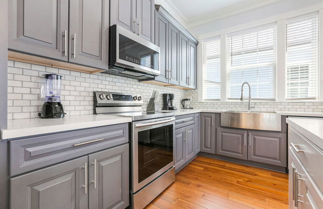 Modern 4 BR Condo with Balcony & Pool - Near FQ - Foto 20