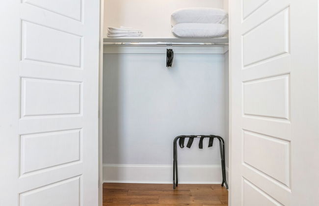Modern 4 BR Condo with Balcony & Pool - Near FQ - Foto 28