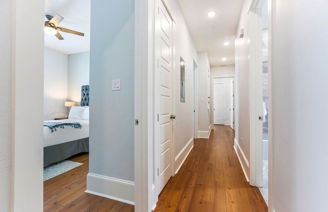 Modern 4 BR Condo with Balcony & Pool - Near FQ - Foto 41