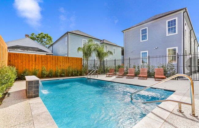 Modern 4 BR Condo with Balcony & Pool - Near FQ - Foto 1