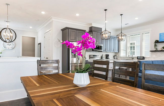 Modern 4 BR Condo with Balcony & Pool - Near FQ - Foto 42