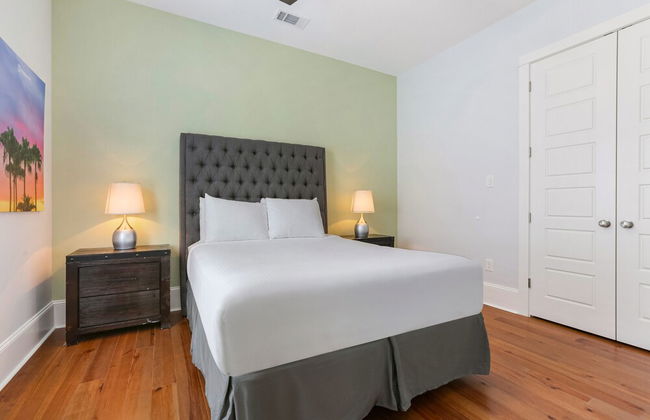 Modern 4 BR Condo with Balcony & Pool - Near FQ - Foto 5