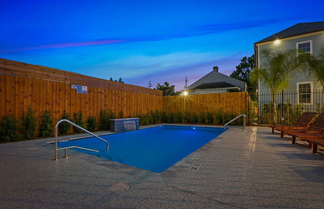 Modern 4 BR Condo with Balcony & Pool - Near FQ - Foto 35