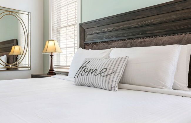 Modern 4 BR Condo with Balcony & Pool - Near FQ - Foto 8