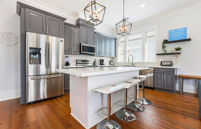 Modern 4 BR Condo with Balcony & Pool - Near FQ - Foto 18