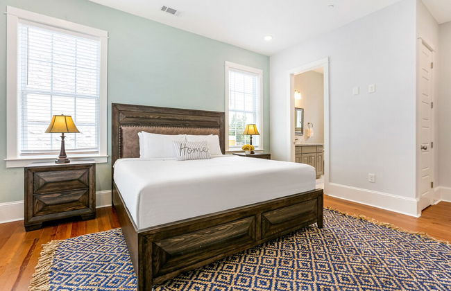 Modern 4 BR Condo with Balcony & Pool - Near FQ - Foto 14