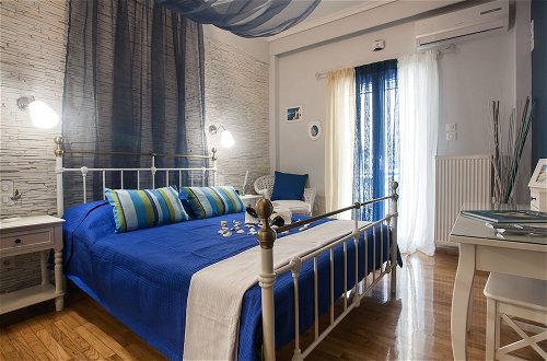 Photo 1 - Gold and Blue Luxurious Apartment