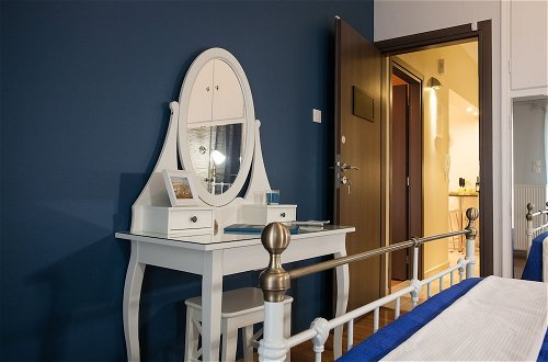 Photo 14 - Gold and Blue Luxurious Apartment