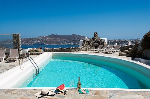 Photo 23 - Elegant villa with ocean views & 2 pools