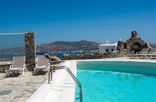 Photo 21 - Elegant villa with ocean views & 2 pools