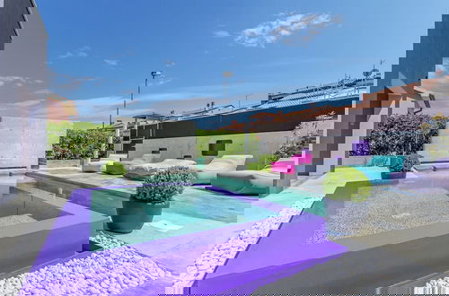 Foto 16 - Modern Holiday Home With Pool and Bubble Bath