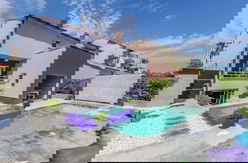 Foto 37 - Modern Holiday Home With Pool and Bubble Bath