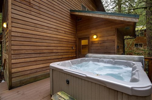 Photo 10 - Mt Baker Lodging Cabin 40 - HOT TUB, PETS, SLEEPS 8! by MBL
