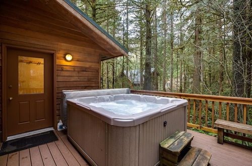 Photo 11 - Mt Baker Lodging Cabin 40 - HOT TUB, PETS, SLEEPS 8! by MBL