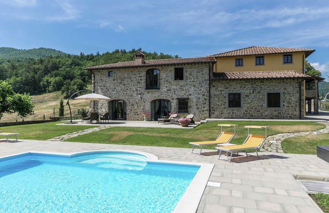 Luxury Villas in Poppi With Heated Pool - Photo 26