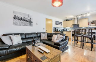 Photo 2 - Stylish 2 Bedroom Apartment Central Exeter Parking on Site