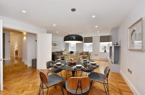 Photo 4 - Stunning Mayfair 3 Bed 8 Million Air Conditioned