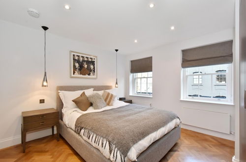 Photo 13 - Stunning Mayfair 3 Bed 8 Million Air Conditioned