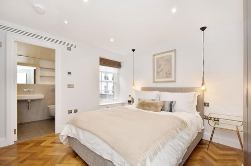 Photo 9 - Stunning Mayfair 3 Bed 8 Million Air Conditioned