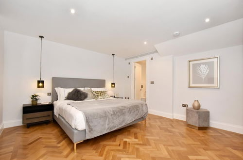 Photo 32 - Stunning Mayfair 3 Bed 8 Million Air Conditioned