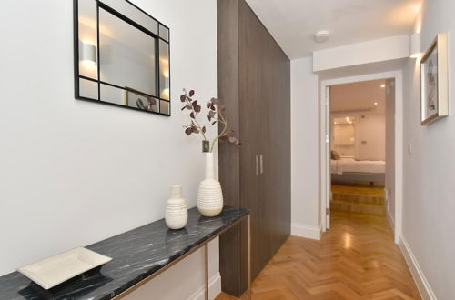 Photo 33 - Stunning Mayfair 3 Bed 8 Million Air Conditioned